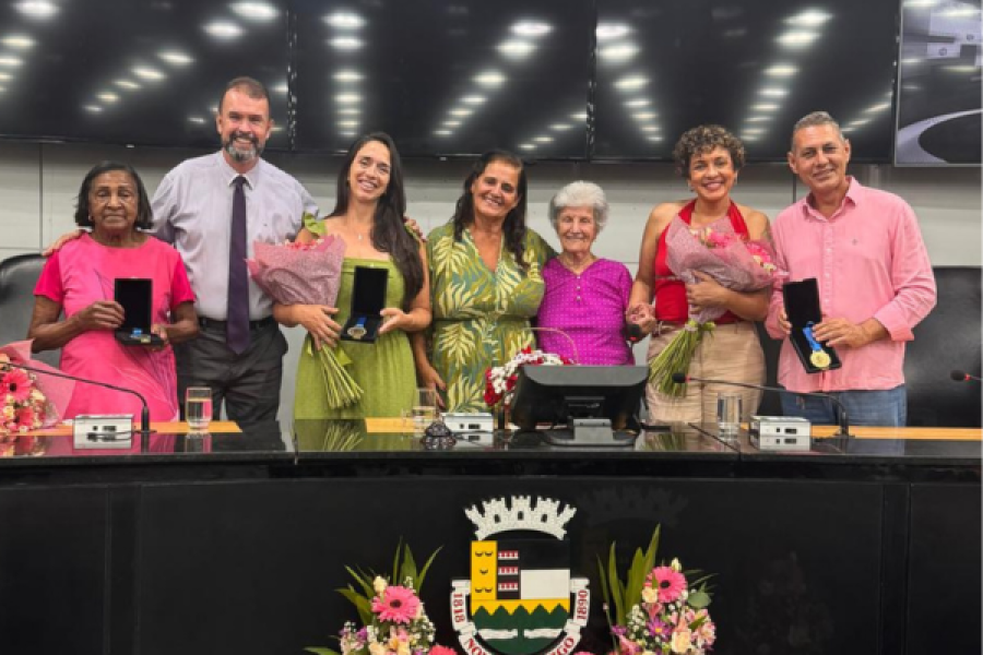 Sessão Solene homenageia mulheres friburguenses e emociona com reconhecimento à Vereadora Tia Karla