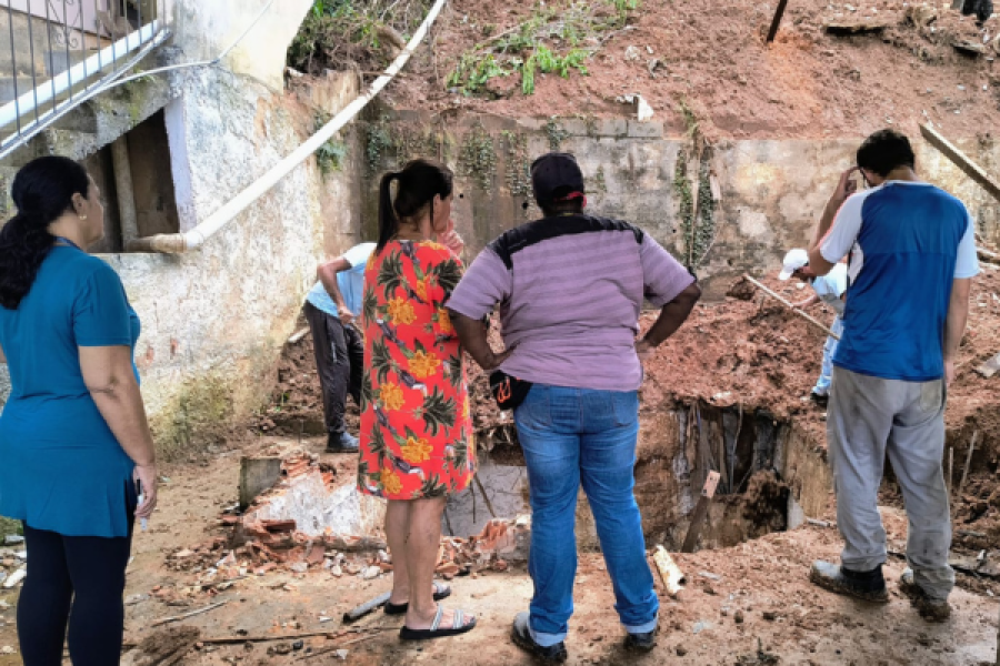 Tia Karla acompanha de perto a remoção da barreira que interditou imóveis no Cordoeira