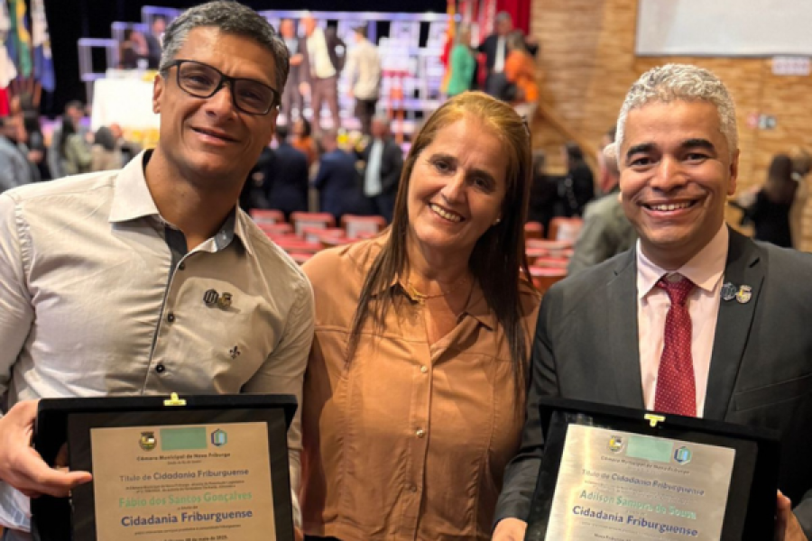 Tia Karla participa de solenidade que concedeu títulos de Cidadão Friburguense e comendas Barão de Nova Friburgo