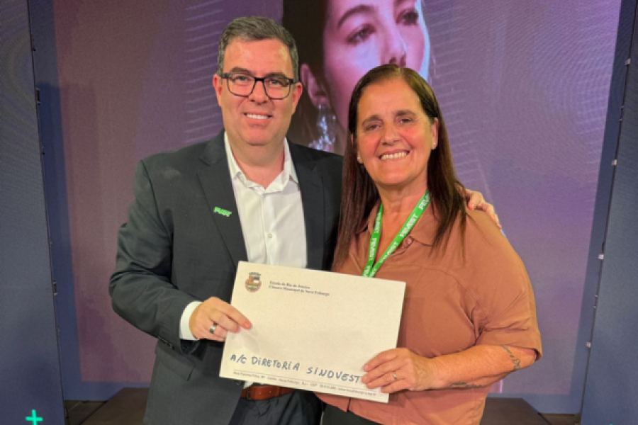 Tia Karla participa da abertura da FEVEST e entrega propostas para fortalecer o polo de moda íntima de Nova Friburgo